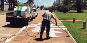 Contracter using Foamstream by Weedingtech